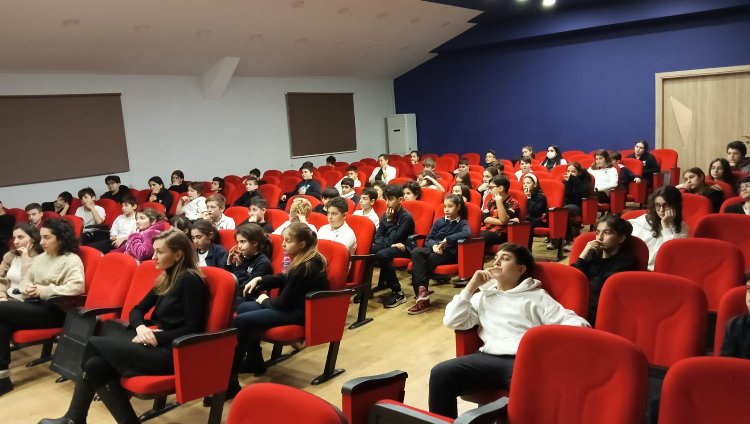 Girne Koleji Bursa öğrencilerine gazetecilik sunumu 1