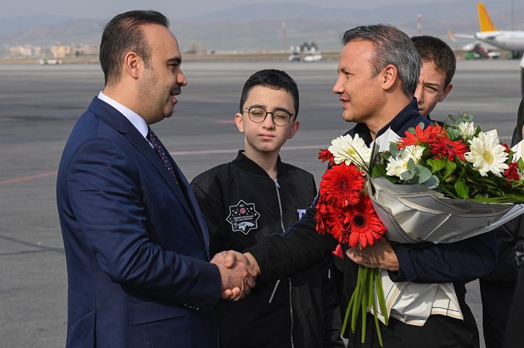 Türkiye'nin ilk astronotu yurda döndü 1
