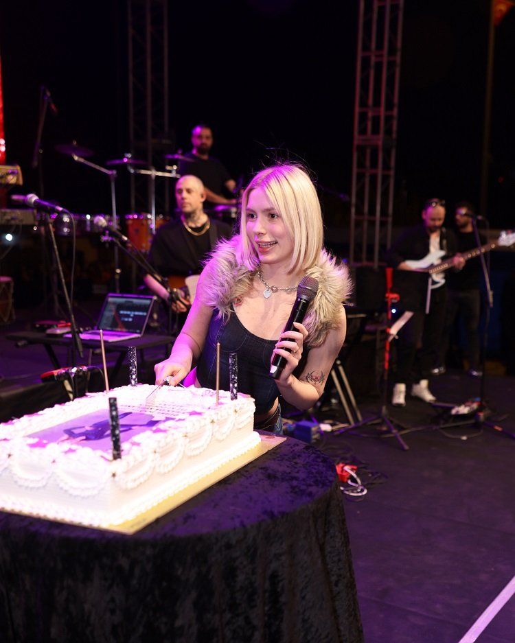 Aleyna Tilki doğum gününü sahnede kutladı 1