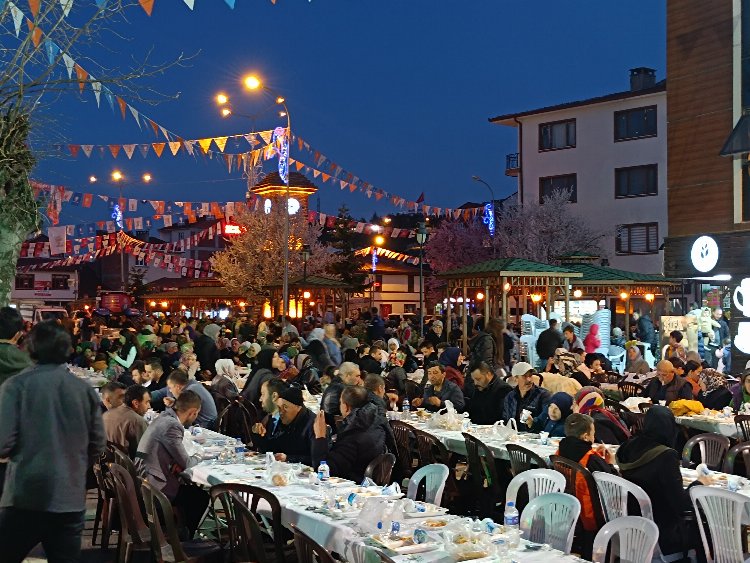 Bilecik Pazaryeri’nde 5 bin kişi aynı sofrada oruç açtı 1