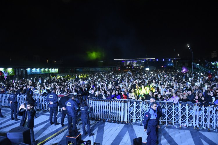 Bursa Osmangazi'de coşku Sinan Akçıl'la sürdü 1 Bursa Osmangazi'de coşku Sinan Akçıl'la sürdü 1