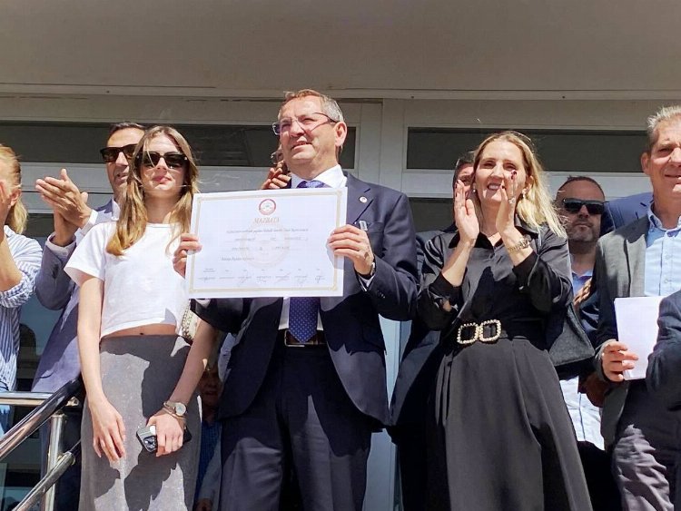 Ayvalık Belediye Başkanı Mesut Ergin mazbatasını aldı 1