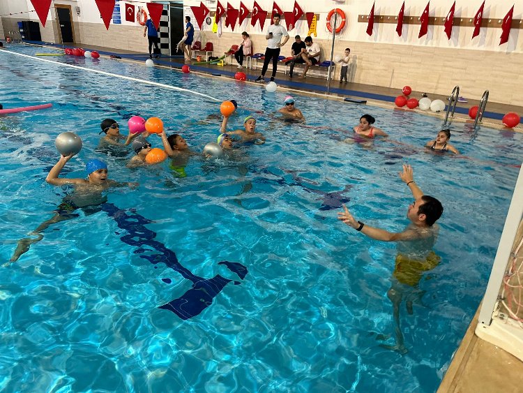 Milas Belediyesi, 23 Nisan’ı yüzme şenliği ile kutladı 1