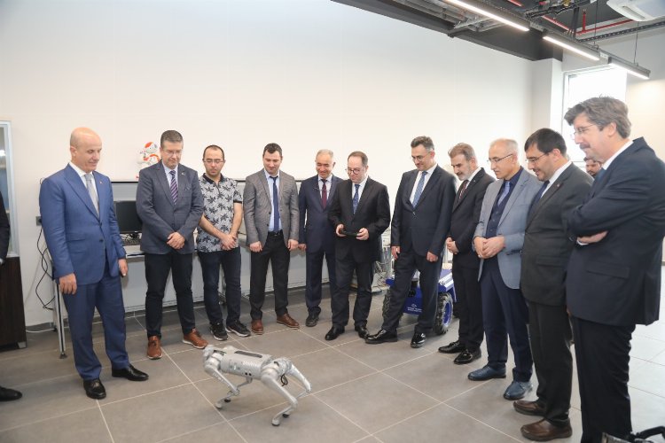 YÖK Başkanı Özvar’dan BTÜ Robot Merkezine tam not 1 YÖK Başkanı Özvar’dan BTÜ Robot Merkezine tam not 1