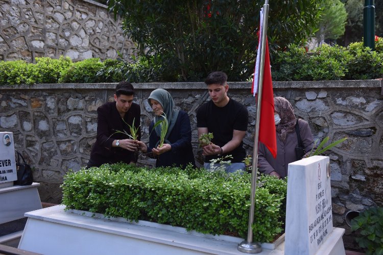 Bursa Yıldırım'da gençlerden şehitlere vefa 1 Bursa Yıldırım'da gençlerden şehitlere vefa 1